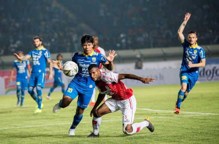 Pesepakbola Persib Bandung Achmad Jufriyanto (kedua kiri) berebut bola dengan pesepakbola Persipura Jayapura Marinus Mariyanto Wanewar (kedua kanan) dalam pertandingan Sepak Bola Liga 1 2019 di Stadion Si Jalak Harupat, Kabupaten Bandung, Jawa Barat, Sabtu (18/5/2019). ANTARA FOTO/M Agung Rajasa/hp.