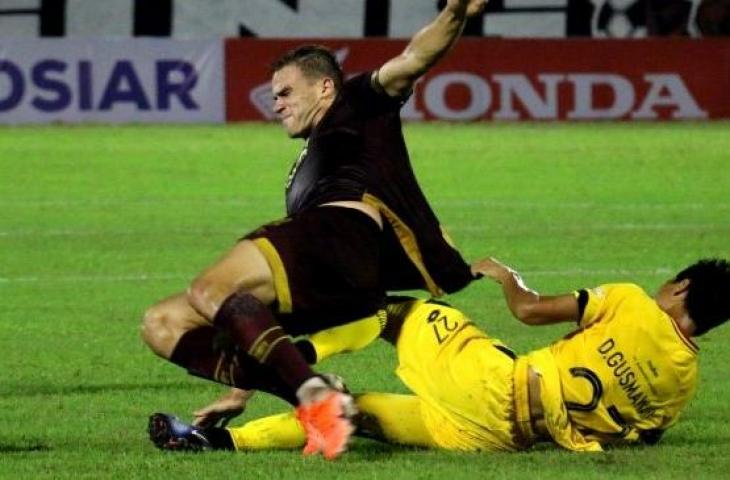 Pesepak bola PSM Makassar Eero Markkanen (kiri) berebut bola dengan pesepak bola Semen Padang FC Dedy Gusmawan (kanan) dalam pertandingan Liga 1 2019 di Stadion Andi Mattalatta, Makassar, Sulawesi Selatan, Senin (20/5/2019) malam. Tuan rumah PSM Makassar menang atas Semen Padang FC dengan skor 1-0. (ANTARA FOTO/Abriawan Abhe)