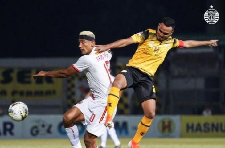 Gelandang serang Persija Jakarta, Bruno Matos, terlihat berduel dengan kapten Barito Putera, Rizky Pora pada laga perdana Liga 1 2019 di Stadion 17 Mei Banjarmasin, Senin (20/5/2019). (Twitter/@Persija_Jkt)