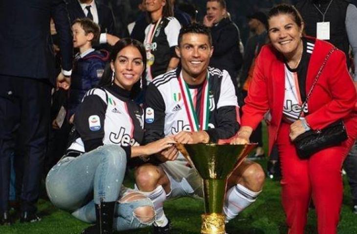 Bintang Juventus, Cristiano Ronaldo nampak berpose dengan trofi serta kekasih dan ibunya. (Instagram/cristiano)