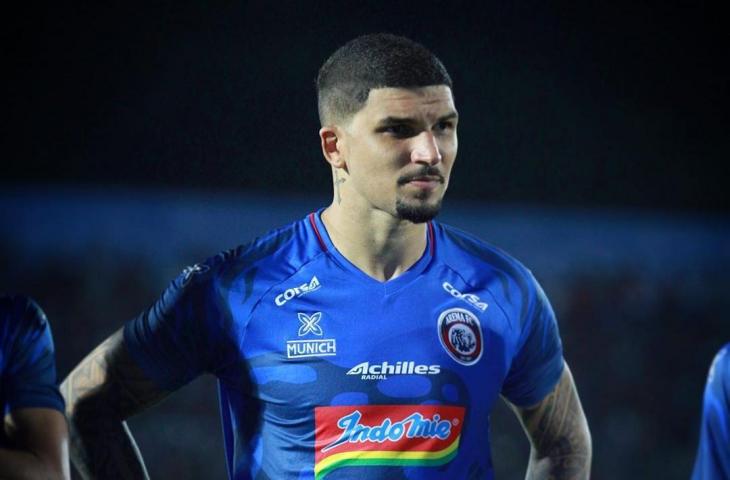 Bek Arema FC, Arthur Cunha beberkan kunci cara kalahkan Borneo FC. [@arthurcunha90 / Instagram]