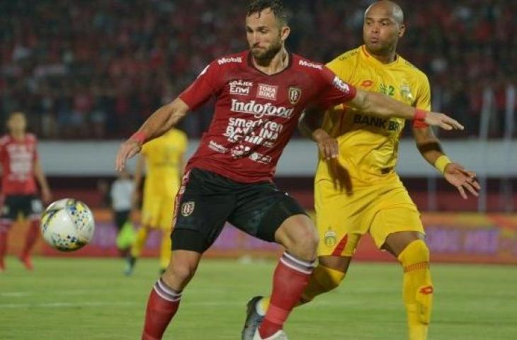 Penyerang Bali United Ilija Spasojevic (kiri) membawa bola yang dibayangi pemain Bhayangkara FC, Anderson Aparecido Salles, dalam pekan kedua Liga 1 2019 di Stadion I Wayan Dipta, Gianyar, Selasa (21/5/2019). [Antara/Nyoman Budhiana]