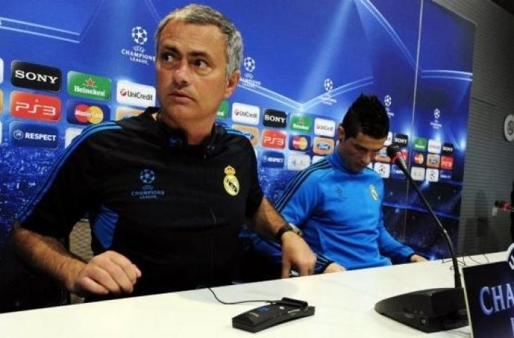 Momen Jose Mourinho (kiri) bersama Cristiano Ronaldo pada sebuah konfrensi pers jelang laga Liga Champions, 13 Maret 2012 lalu, saat keduanya masih menjadi pelatih dan pemain Real Madrid. [JAVIER SORIANO / AFP]