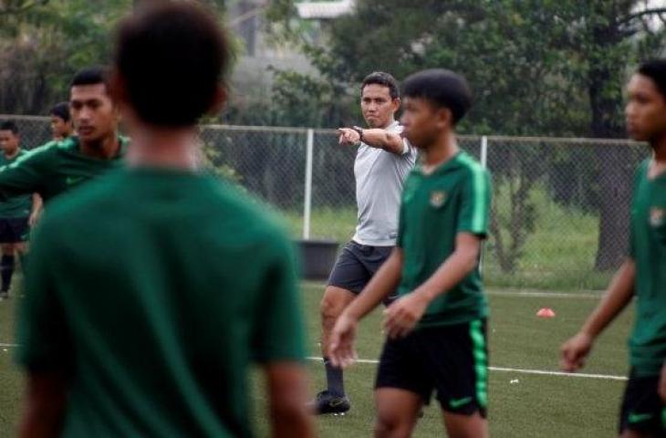 Pelatih kepala Timnas Indonesia U-16, Bima Sakti (tengah) memberikan arahan pada anak-anak asuhannnya di Lapangan NYTC, Sawangan, Depok, Jawa Barat. [ANTARA FOTO/Yulius Satria Wijaya]