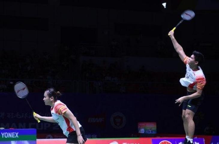 Pebulutangkis ganda campuran Indonesia, Praveen Jordan yang berpasangan dengan Melati Daeva Oktavianti mengembalikan kok ke arah pebulu tangkis Taiwan Wang Chi-Lin dan Hsieh Pei Shan pada babak perempatfinal Piala Sudirman 2019 di Guangxi Sports Center Gymnasium, Nanning, China, Jumat (24/5/2019). (ANTARA FOTO/Wahyu Putro A)