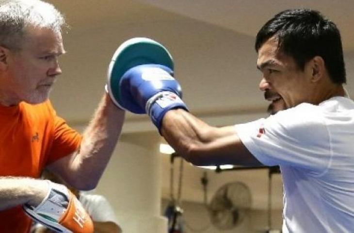 Manny Pacquiao (kanan) saat berlatih bersama Freddie Roach. [AFP/Tertius Pickard]