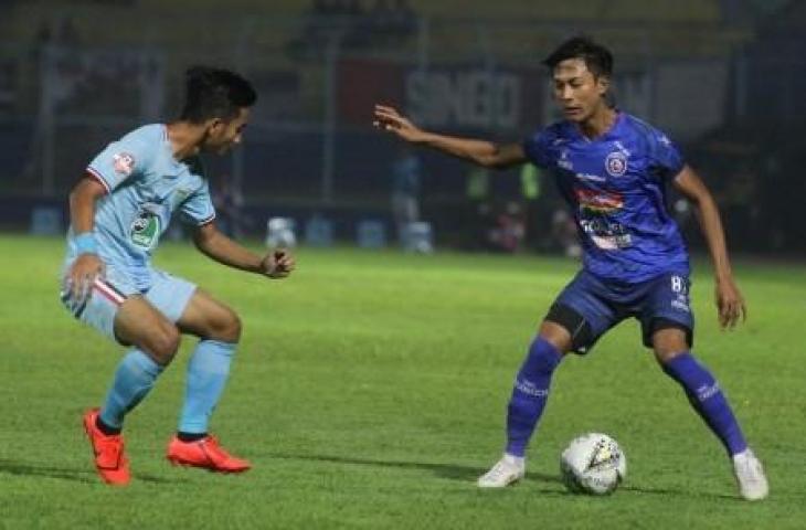 Pesepakbola Arema FC, Johan Ahmad Alfarisy (kanan) berusaha melewati hadangan pesepakbola Persela Lamongan, Muhammad Hambali (kiri) dalam pertandingan Liga 1 di Stadion Kanjuruhan, Malang, Jawa Timur, Senin (27/5/2019). Di akhir babak pertama, Arema FC sementara unggul dengan skor 3-2. ANTARA FOTO/Ari Bowo Sucipto/aww.