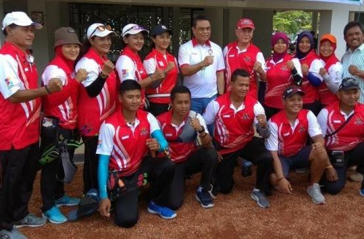 Atlet pelatnas panahan Indonesia bersama Chief de Mission (CdM) kontingen Asian Games Indonesia, Komjen (Pol) Syafruddin di Lapangan Panahan, GBK, Jakarta, Selasa (10/4/2018). [Suara.com/Arief Apriadi]