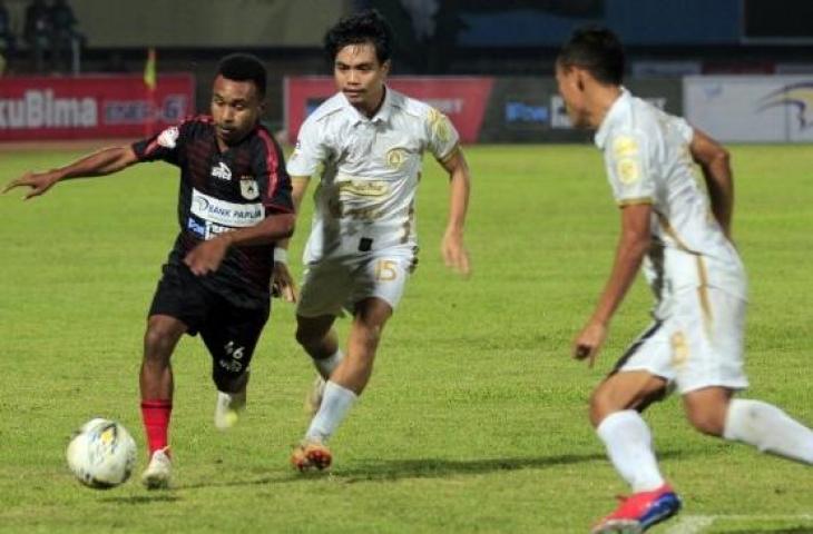 Pesepak Bola Persipura Jayapura Todd Rivaldo Ferre (kiri) berebut bola dengan persepak bola PSS Sleman Rangga Muslim pada pertandingan Liga 1 di Stadion Mandala Jayapura, Papua, Jumat (31/05/2019). Persipura Jayapura bermain imbang dengan PSS Sleman dengan skor 1-1. ANTARA FOTO/Gusti Tanati
