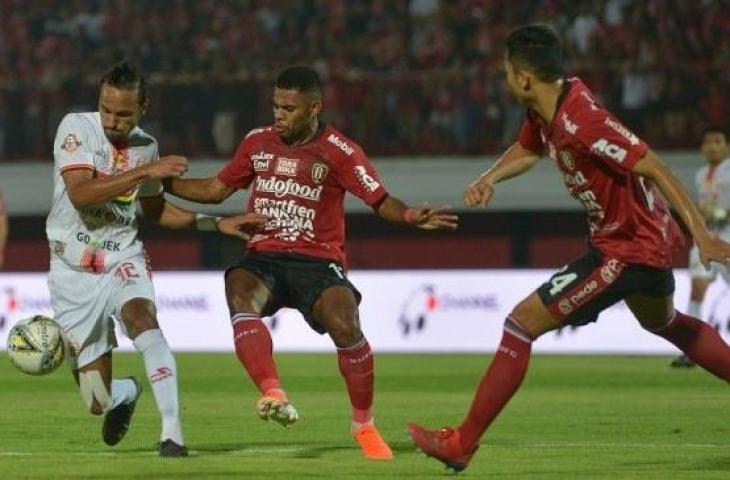 Pesepak bola Persija Jakarta Rohit Chand (kiri) berebut bola dengan pesepak bola Bali United Yabes Roni Malaifani (tengah) dalam pertandingan Sepak Bola Liga 1 2019 di Stadion I Wayan Dipta, Gianyar, Bali, Jumat (31/5/2019). ANTARA FOTO/Nyoman Budhiana