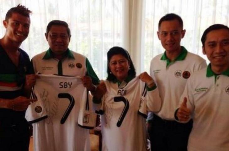 Momen almarhum Ani Yudhoyono saat barang Cristiano Ronaldo. (Twitter/@@Edhie_Baskoro).