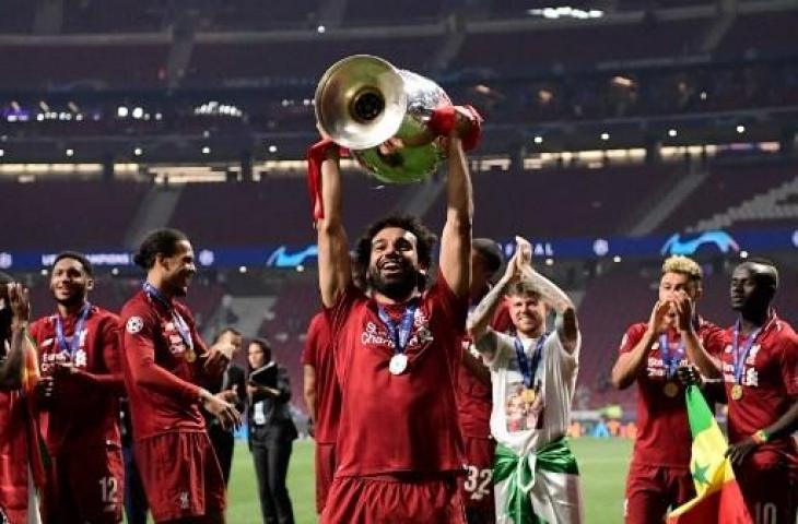 Mohamed Salah saat mengangkat trofi Liga Champions 2018/2019. (JAVIER SORIANO / AFP)