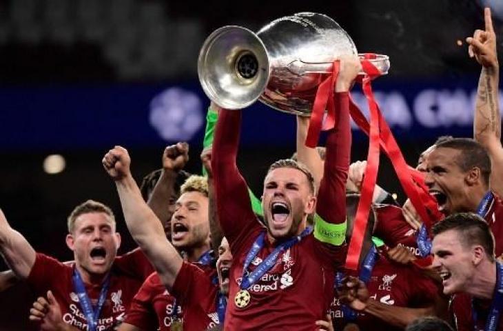 Kapten Liverpool, Jordan Henderson dan rekan-rekannya saat merayakan gelar juara Liga Champions 2018/2019. (JAVIER SORIANO / AFP)