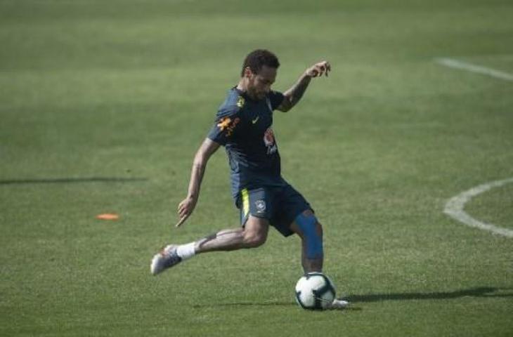 Aksi Neymar saat mengikuti pemusatan latihan bersama Timnas Brasil menjelang bergulirnya Copa America 2019. (MAURO PIMENTEL / AFP)