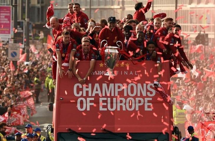 Jurgen Klopp dan para pemain Liverpool disambut ribuan penggemarnya saat parade juara Liga Champions dengan bus terbuka di Liverpool, Inggris, Minggu (2/6). [Oli SCARFF / AFP]