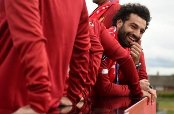 Mohamed Salah saat mengikuti parade juara Liverpool usai menyabet gelar juara Liga Champions 2018/2019. (OLI SCARFF / AFP)