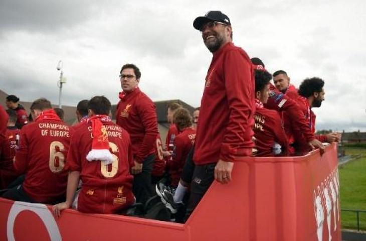 Manajer Liverpool, Jurgen Klopp (tengah) bersama para pemainnya dari atas bus terbuka melihat sambutan ribuan para pendukung Liverpool saat parade memamerkan trofi Juara Liga Champions. Oli SCARFF / AFP