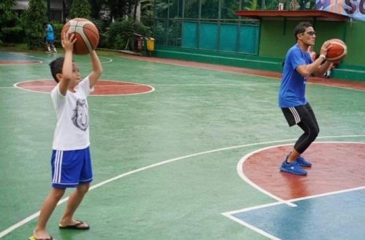 Calon Wakil Presiden nomor urut 02, Sandiaga Uno bermain basket dengan putra bungsunya, Sulaiman. (Instagram/@sandiuno)