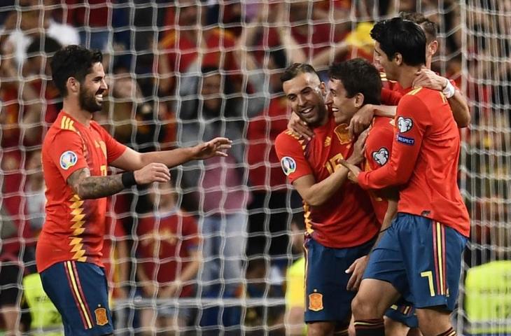 Para penggawa Timnas Spanyol merayakan kemenangan setelah menang 3-0 atas Swedia di penyisihan Grup F Kualifikasi Piala Eropa 2020, Selasa (11/6/2019) dini hari tadi. [OSCAR DEL POZO / AFP]