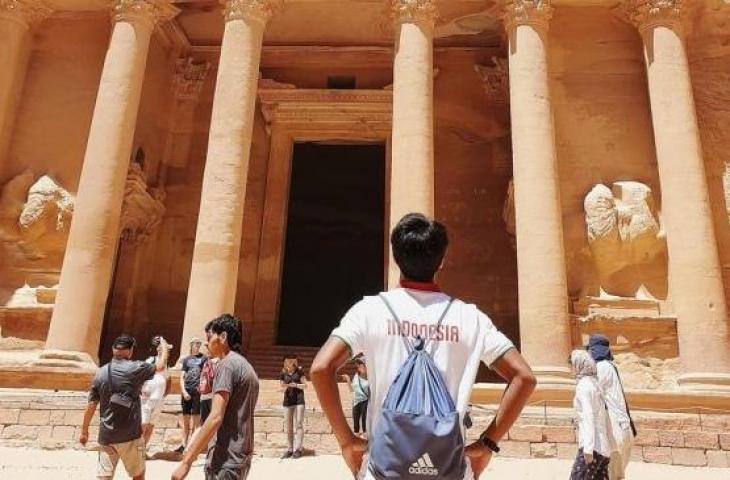 Achmad Jufriyanto tengah berwisata di Petra, Yordania. (Instagram/@achmad16jufriyanto)