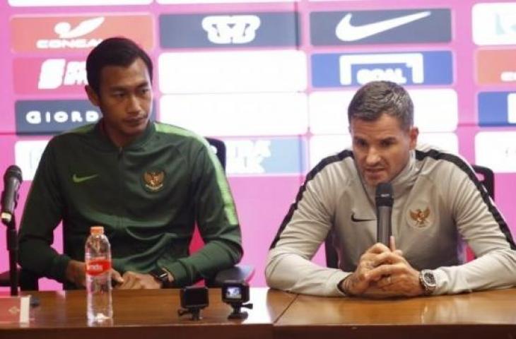 Pelatih timnas Indonesia Simon McMenemy (kanan) dalam jumpa pers sehari jelang laga melawan Vanuatu. (Suara.com/ Adie Prasetyo)