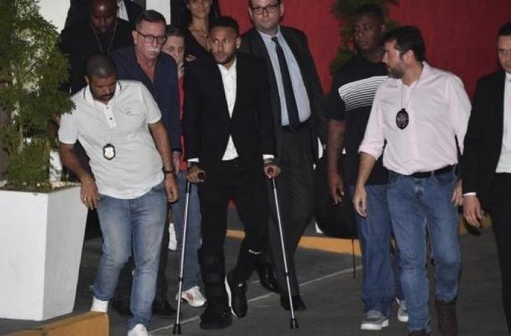 Penyerang Paris Saint-Germain, Neymar memenuhi panggilan polisi di Sao Paulo, Brasil, Kamis (13/6/2019) waktu setempat. (Nelson Almeida / AFP)