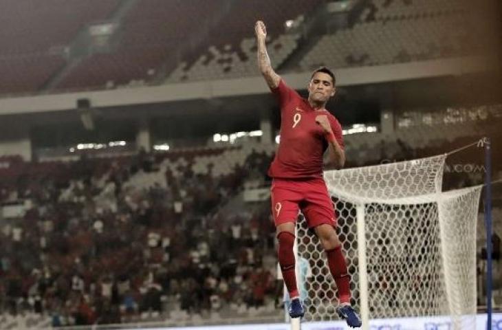 Penyerang Timnas Indonesia, Alberto 'Beto' Goncalves melakukan selebrasi usai membobol gawang Vanuatu pada laga uji coba internasional di Stadion Utama Gelora Bung Karno, Jakarta, Sabtu (15/6/2019) malam. [Suara.com / Muhaimin A UNTUNG]