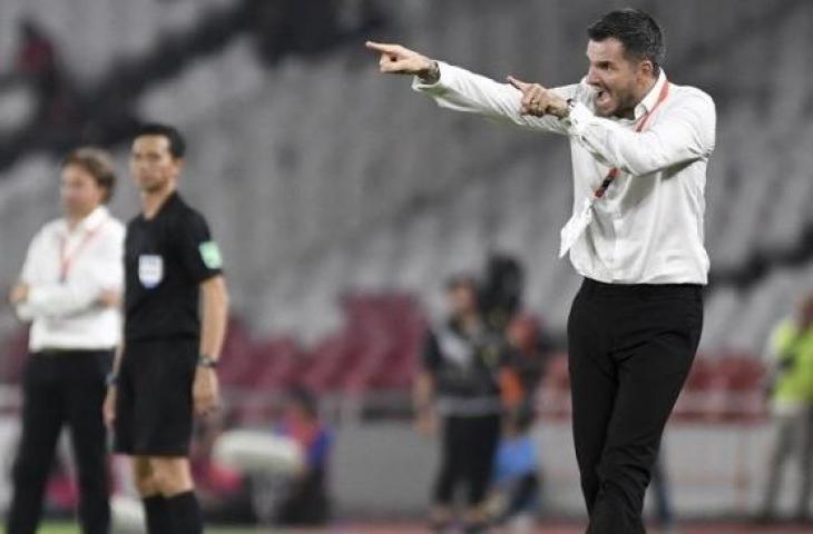 Pelatih Timnas Indonesia, Simon McMenemy memberikan instruksi saat melawan Timnas Vanuatu pada laga uji coba internasional di Stadion Utama Gelora Bung Karno, Senayan, Jakarta, Sabtu (15/6/2019). [ANTARA FOTO/Hafidz Mubarak A]