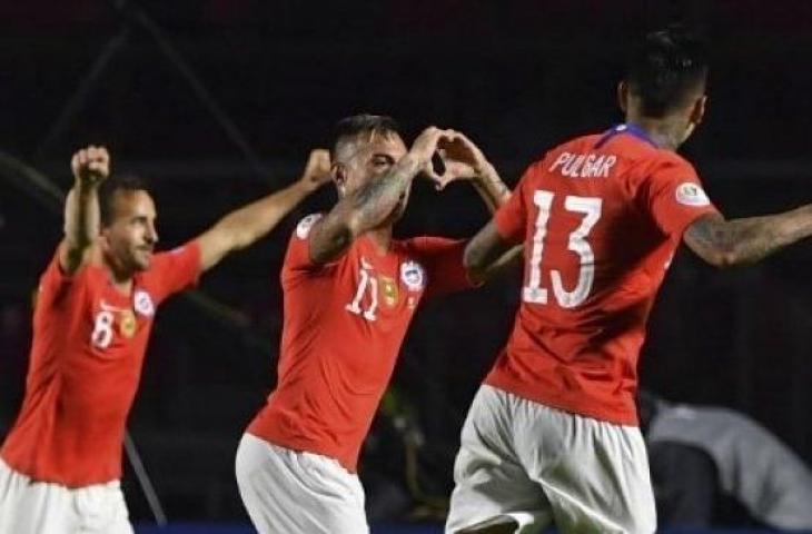 Pemain Chile, Eduardo Vargas (tengah) merayakan golnya ke gawang Jepang di laga penyisihan grup C Copa America 2019. Nelson Almeida / AFP