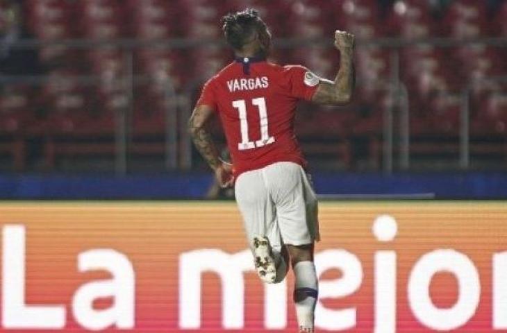 Pemain Chile, Eduardo Vargas merayakan gol keduanya ke gawang Jepang dalam laga perdana Grup C Copa America 2019. (Miguel SCHINCARIOL / AFP)