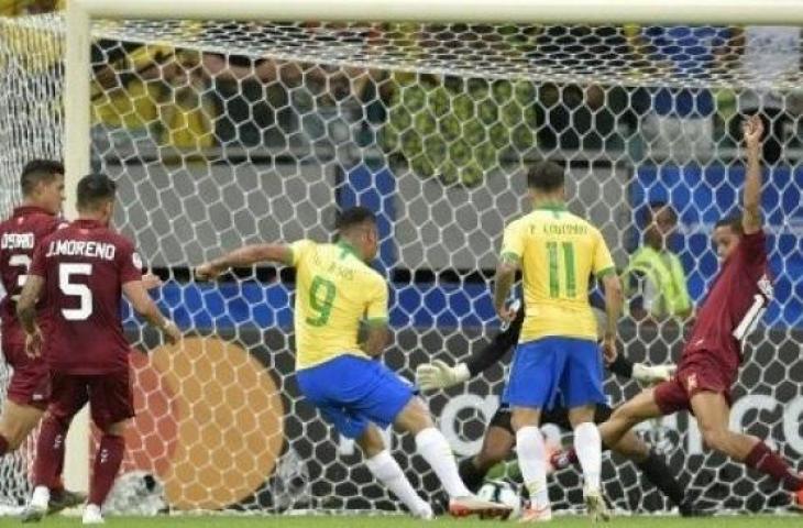 Gabriel Jesus mencetak gol ke gawang Venezuela namun akhirnya dianulir oleh wasit setelah mengecek di VAR. (Raul ARBOLEDA / AFP)