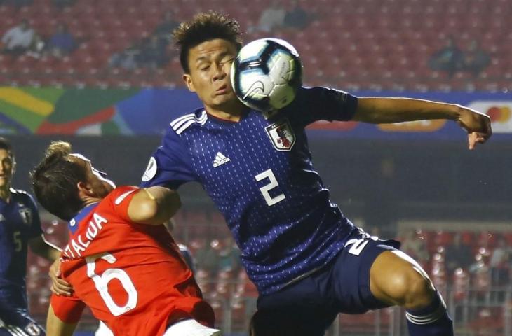 Pemain Jepang, Daiki Sugioka berebut bola dengan pemain Chile, Jose Pedro Fuenzalida pada laga perdana penyisihan Grup C Copa America 2019 beberapa waktu lalu. Di laga kedua Jepang akan berhadapan dengan Uruguay. [MIGUEL SCHINCARIOL / AFP]