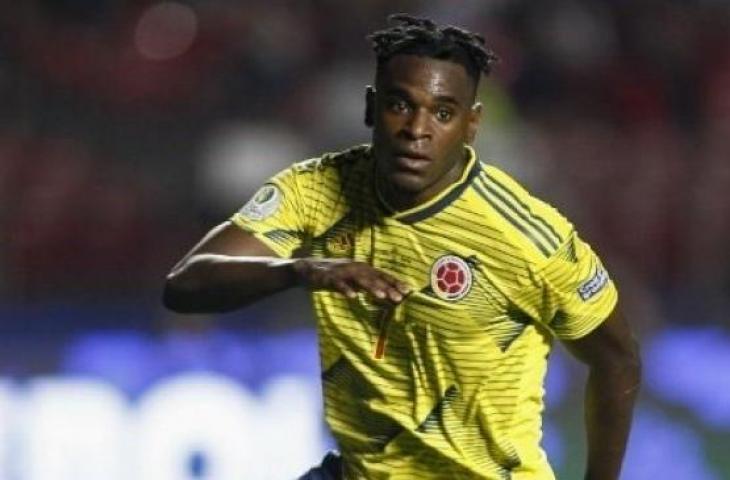 Pemain Kolombia Duvan Zapata melakukan selebrasi setelah menjebol gawang Qatar di Copa America 2019. (Miguel SCHINCARIOL / AFP)