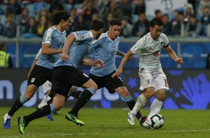 Pemain Jepang, Shinji Okazaki menghadapi para pemain Uruguay di ajang Copa America 2019. (JEFERSON GUAREZE / AFP)