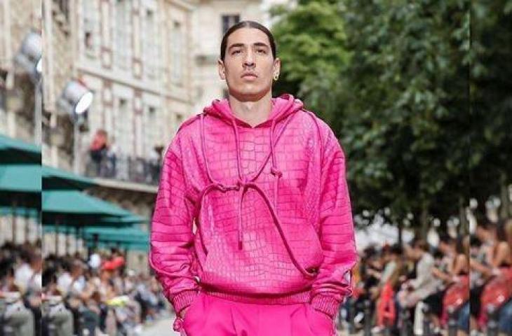 Aksi Hector Bellerin saat tampil di acara Paris Fashion Week 2019. (Instagram/hectorbellerin)