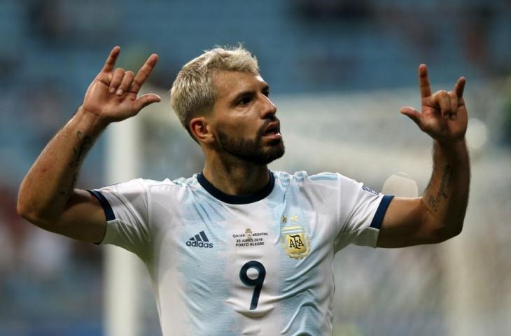 Penyerang Argentina, Sergio Aguero melakukan selebrasi usai mencetak gol ke gawang Qatar di ajang penyisihan Grup B Copa America 2019, Senin (24/6/2019). Dalam laga tersebut Argentina menang 2-0. [JEFERSON GUAREZE / AFP]