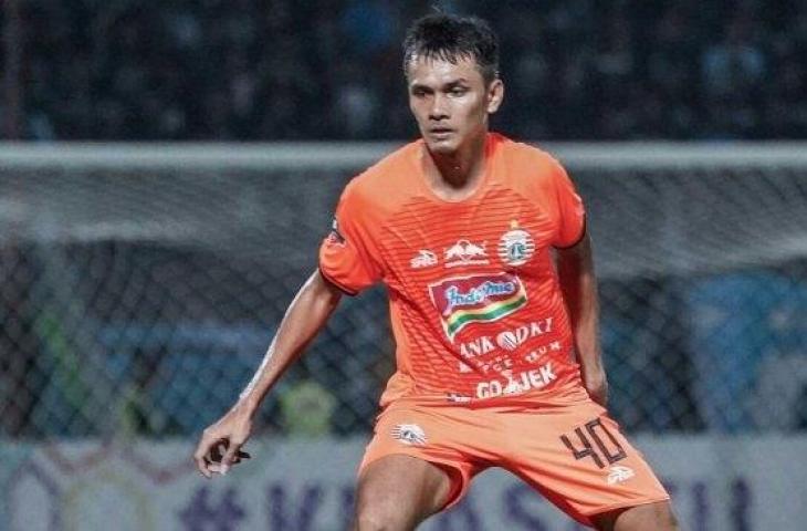 Al Hamra Hehanussa menjalani debutnya bersama Persija Jakarta saat menghadapi Persela Lamongan dalam lanjutan Liga 1 2019 di Stadion Surajaya Lamongan, Jawa Timur, Sabtu (22/6). [Dok. Media Persija]