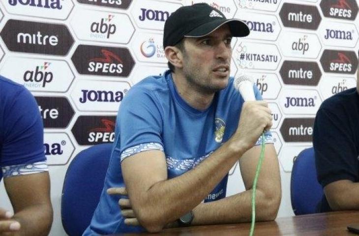 Pelatih PSIM Yogyakarta, Vladimir Vujovic, saat memberi keterangan pers menjelang pertandingan kontra Mitra Kukar, Selasa (25/6/2019). (Dok. Media Offiver PSIM).