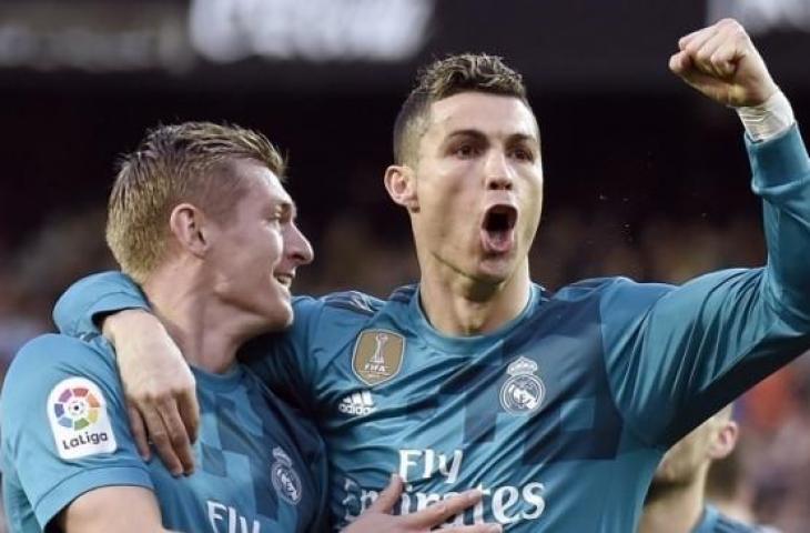 Gelandang Real Madrid Toni Kroos (kiri) merayakan golnya dengan Cristiano Ronaldo. (JOSE JORDAN / AFP)