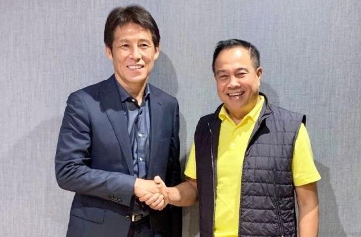 Akira Nishino (kiri) dan Somyot Poompanmuang selaku Presiden FAT (kanan). (Dok. FAT Thailand)