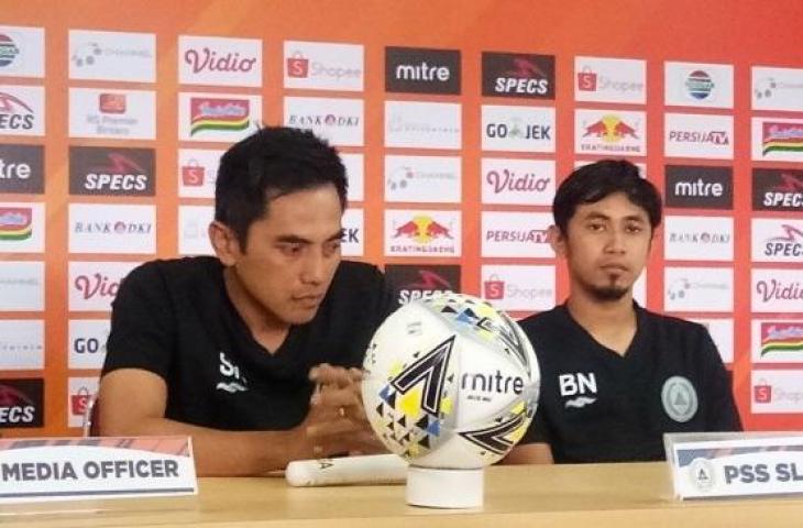 Pelatih PSS Sleman Seto Nurdiantoro (kiri) dan pemainnya Bagus Nirwanto (kanan) pada jumpa pers sehari jelang pertandingan. [Suara.com/Adie Prasetyo]