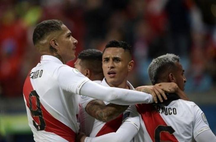 Pemian Chile, Yoshimar Yotun (tengah), saat merayakan golnya usai membobola gawang Chile di semifinal Copa America 2019. (JUAN MABROMATA / AFP)