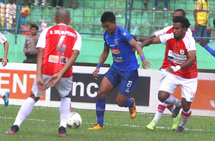 Pesepak bola Arema FC, Dedi Setiawan (dua dari kiri) berusaha melewati hadangan tiga pesepak bola Persipura Jayapura dalam pertandingan Liga I di Stadion Gajayana, Malang, Jawa Timur, Kamis (4/7/2019). Arema mengalahkan Persipura dengan skor akhir 3-1. ANTARA FOTO/Ari Bowo Sucipto/foc.