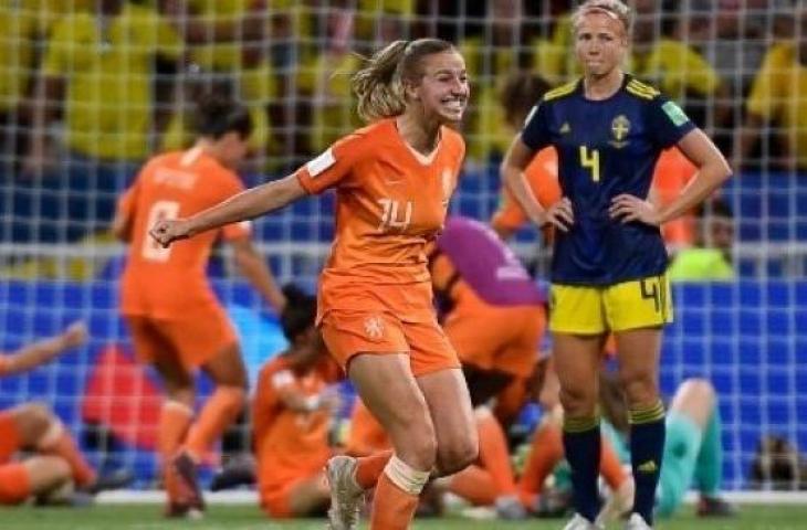 Gelandang Belanda, Jackie Groenen (tengah) merayakan golnya ke gawang Swedia di semifinal Piala Dunia Wanita 2019 di Prancis. (Philippe DESMAZES / AFP)