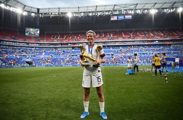 Pemain Timnas Wanita Amerika Serikat, Megan Rapinoe meraih gelar pemain terbaik dan top skor di ajang Piala Dunia Wanita yang dihelat di Prancis, Minggu (7/7/2019) malam. Pada laga final Amerika Serikat keluar sebagai juara usai kalahkan Belanda 2-0. [FRANCK FIFE / AFP]