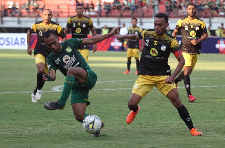 Pesepak bola Persebaya Irfan Jaya (kiri) mencoba melewati hadangan pesepak bola PS Barito Putera Rizky Rizaldi Pora (kanan) saat pertandingan Liga 1 2019 di Stadion Gelora Bung Tomo, Surabaya, Jawa Timur, Selasa (9/7/2019). Persebaya ditahan imbang PS Barito Putera dengan skor akhir 2-2. ANTARA FOTO/Moch Asim/hp.