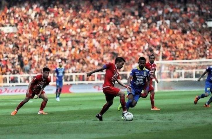 Pemain Persija Jakarta, Ismed Sofyan (tengah) dan Yogi Rahadian (kiri) saat pertandingan menghadapi Persib Bandung di Stadion Utama Gelora Bung Karno (SUGBK), Senayan, Jakarta, Rabu (10/7/2019). (Suara.com/ Muhaimin A Untung)