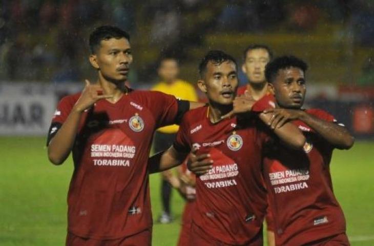 Pesepak bola Semen Padang FC, Muhammad Rifqi (tengah) melakukan selebrasi usai mencetak gol ke gawang Perseru Badak Lampung FC bersama rekan setimnya Agung Prasetyo (kiri) dan Rido Yoku (kanan), pada pertandingan Liga 1 2019 di Stadion GOR H Agus Salim Padang, Sumatera Barat, Jumat (21/6/2019). (ANTARA FOTO/Iggoy el Fitra)