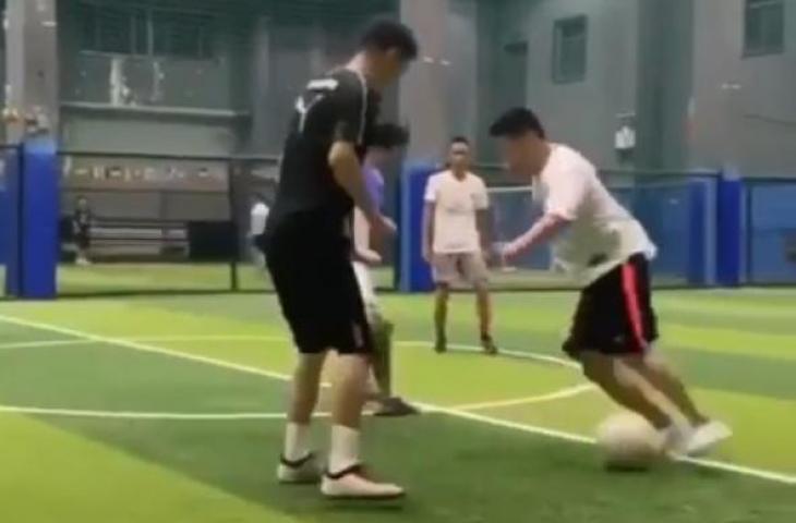 Aksi keren 'Ronaldo Gempal' saat menggocek lawan di arena futsal. (Instagram/@tekkers)