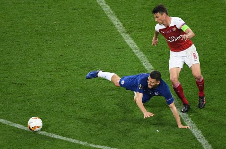 Bek Arsenal, Laurent Koscielny berebut bola dengan pemain Chelsea, Mateo Kovacic . (Yuri KADOBNOV / AFP)